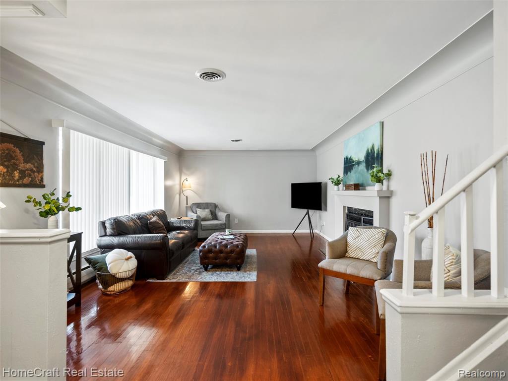 28626 SUNSET Boulevard W, Lathrup Village, MI 48076 — Photo 3
