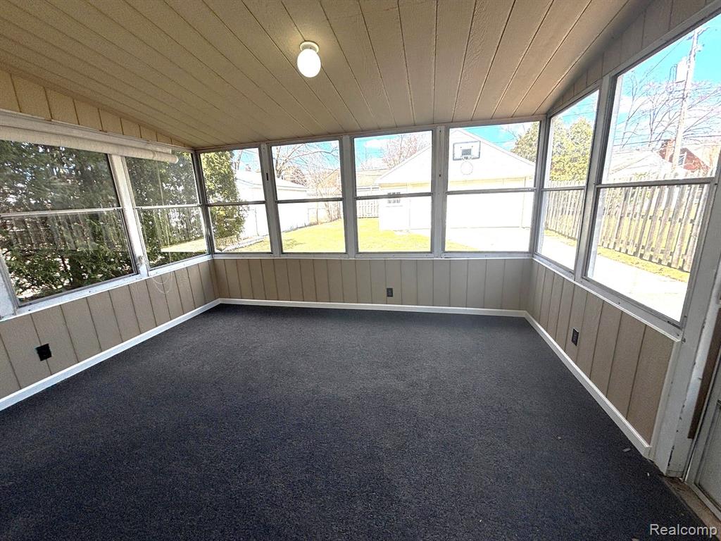 1528 ROSLYN Road, Grosse Pointe Woods, MI 48236 — Photo 16