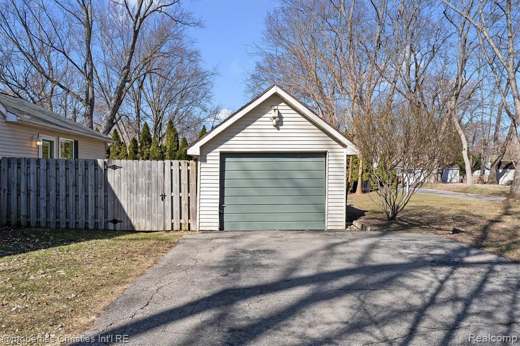 9280 Tanbay Street, Commerce Twp, MI 48382 — Photo 32