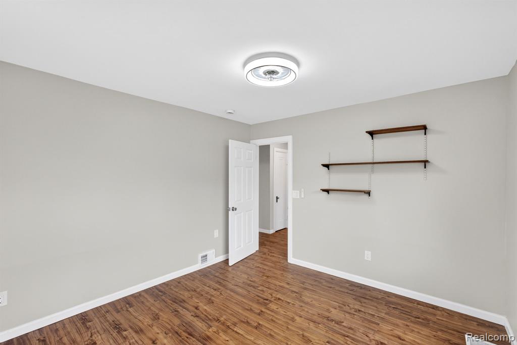 4047 Mitchell Drive, Flint, MI 48506 — Photo 16