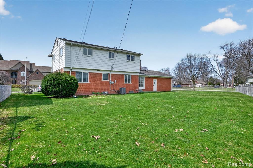 21520 Goethe Ave, Grosse Pointe Woods, MI 48236 — Photo 28