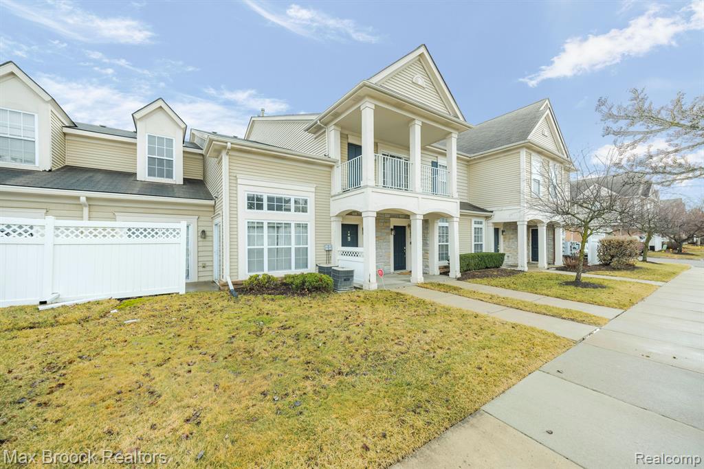 6104 ADDINGTON Drive, Commerce Twp, MI 48390 — Photo 2
