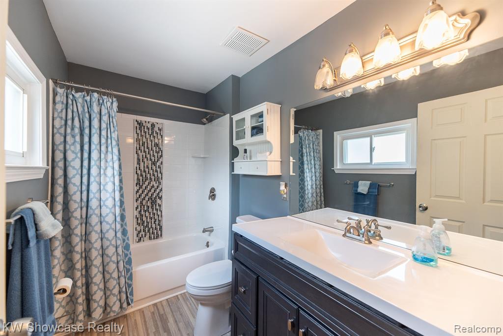 8665 Cooley Lake Road, White Lake, MI 48382 — Photo 18