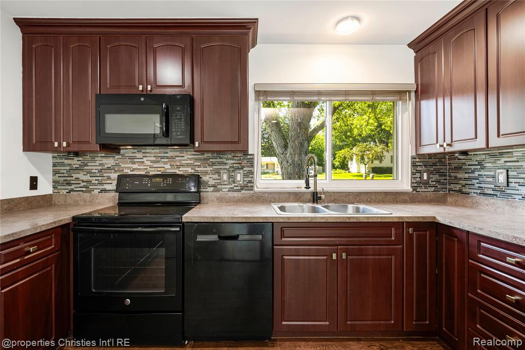 7137 Stonebrook Road, West Bloomfield, MI — Photo 13