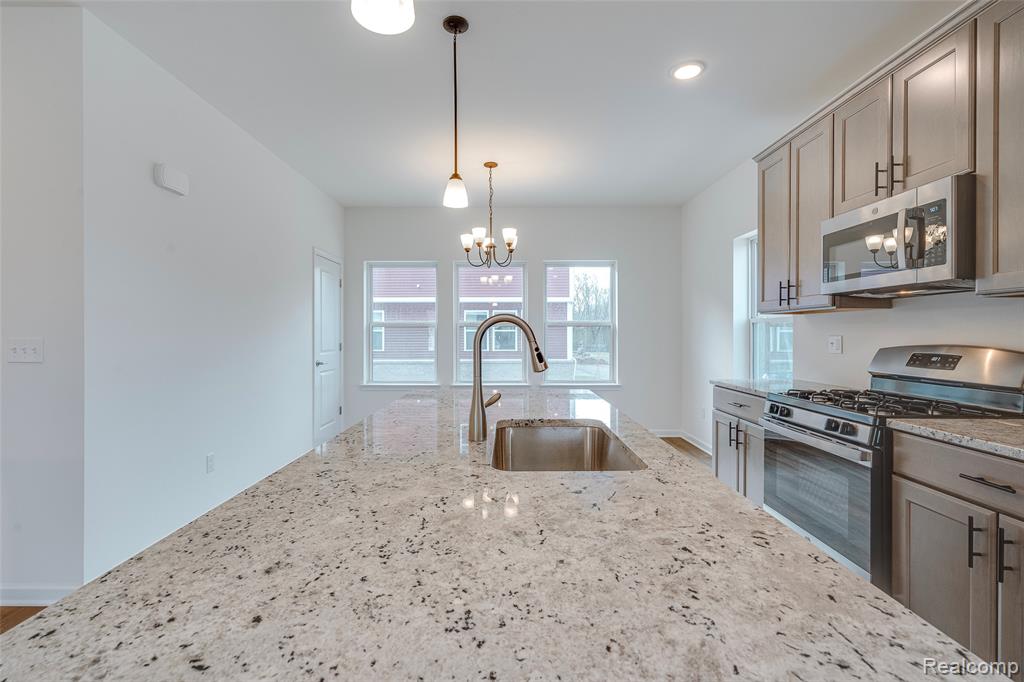 4876 Parkside Lane, Troy, MI 48085 — Photo 7
