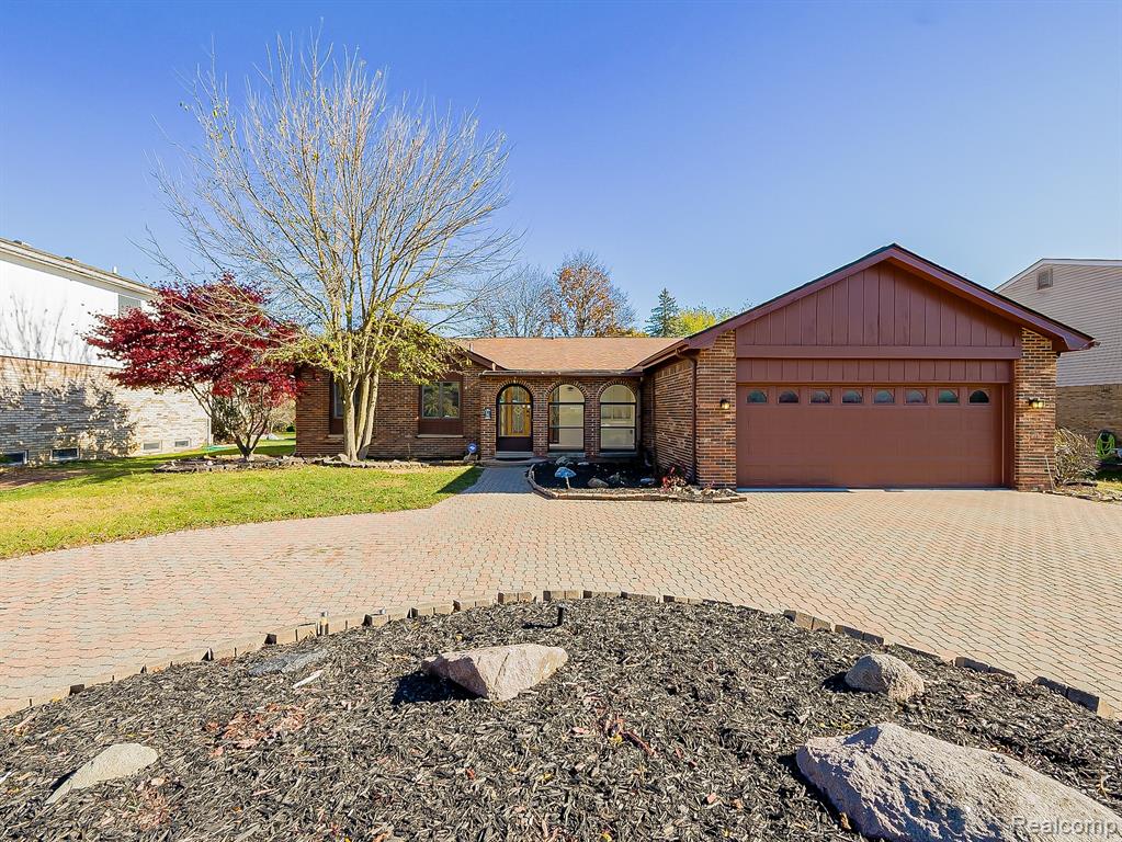 7329 Camelot Drive, West Bloomfield, MI — Photo 38
