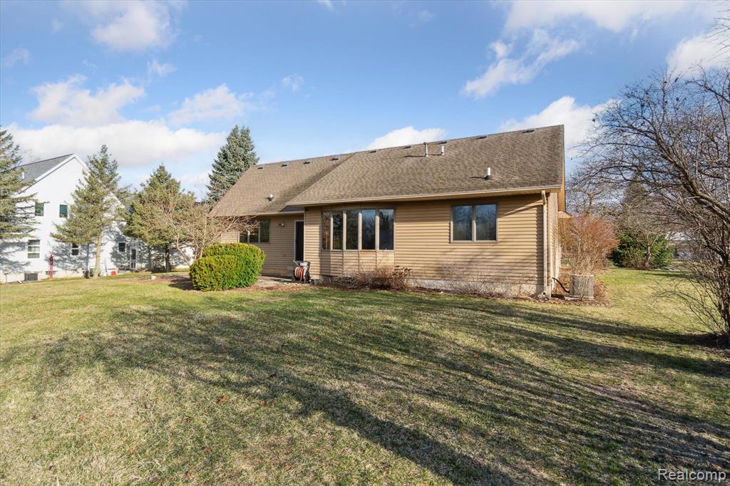 9400 ENGLISHMAN Drive, Fenton, MI 48430 — Photo 42