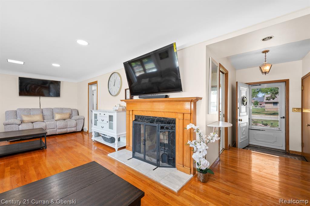 730 WOODCREST Drive, Dearborn, MI 48124 — Photo 12