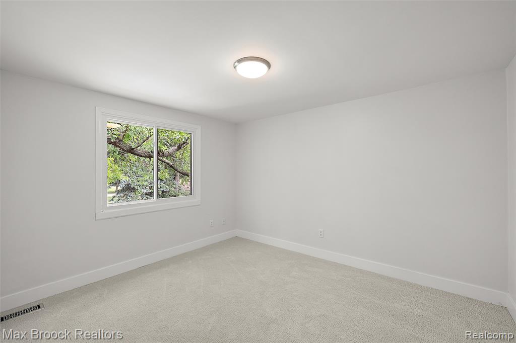 5362 Hertford Drive, Troy, MI 48085 — Photo 30