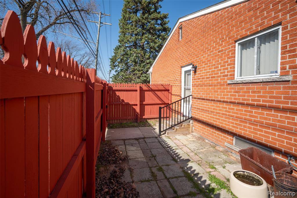 29889 Brown Court, Garden City, MI — Photo 32