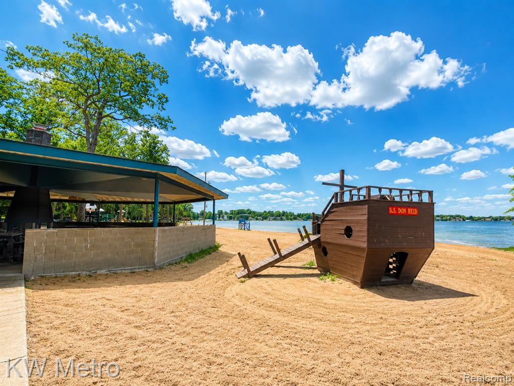 612 S Winding Drive, Waterford, MI 48328 — Photo 14