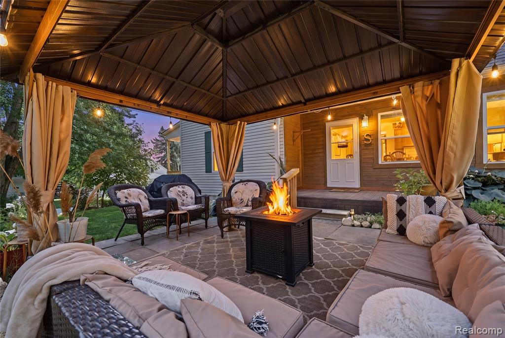 806 S 10th Street, St. Clair, MI 48079 — Photo 2