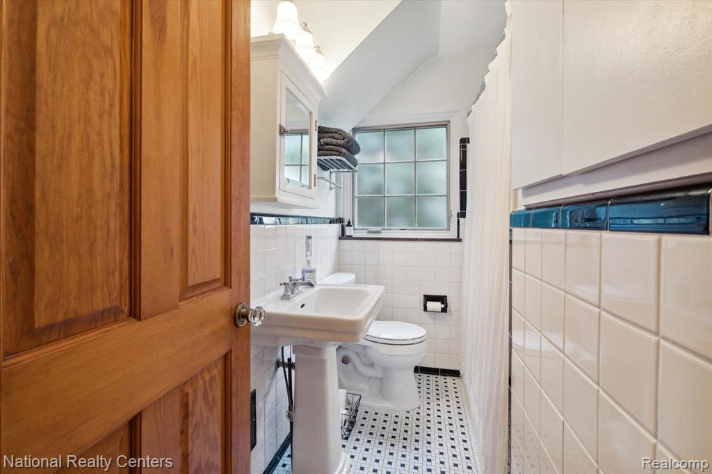 913 ORCHARD GROVE Drive, Royal Oak, MI 48067 — Photo 15