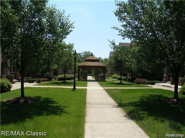 530 RED OAK Court, Walled Lake, MI 48390 — Photo 21