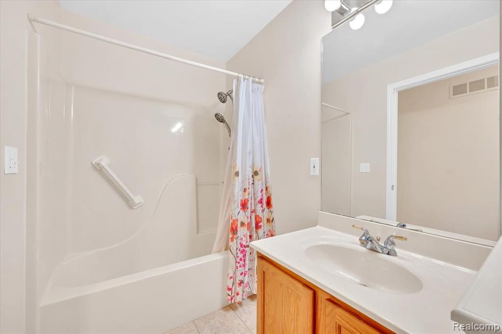 4911 Oak Hill Drive, Waterford, MI 48329 — Photo 13