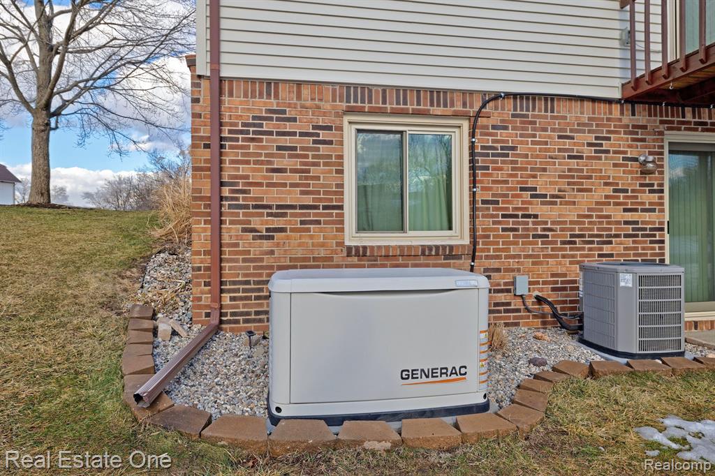 9045 E BLUEWATER Drive, Clarkston, MI 48348 — Photo 47