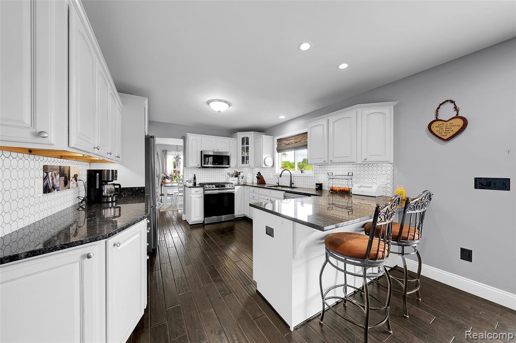 5015 LINDEMERE Drive, Fowlerville, MI 48836 — Photo 12