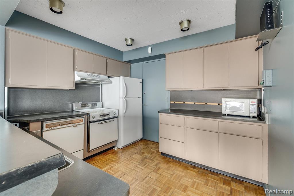 8200 E Jefferson Avenue, Detroit, MI 48214 — Photo 7