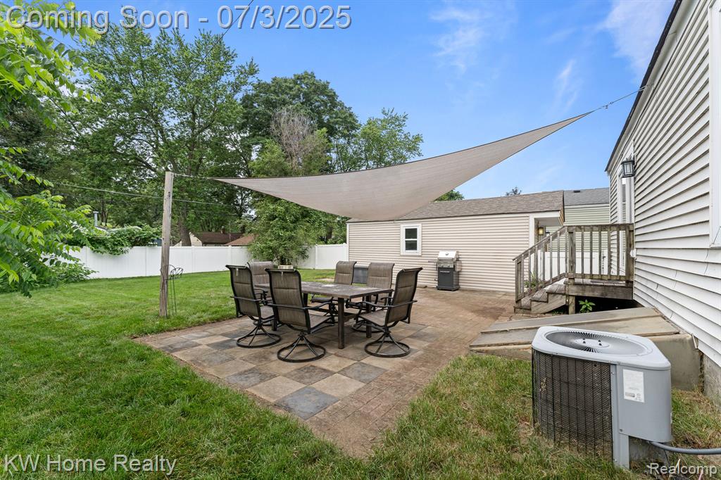 5575 Berkley Drive, Waterford, MI 48327 — Photo 22