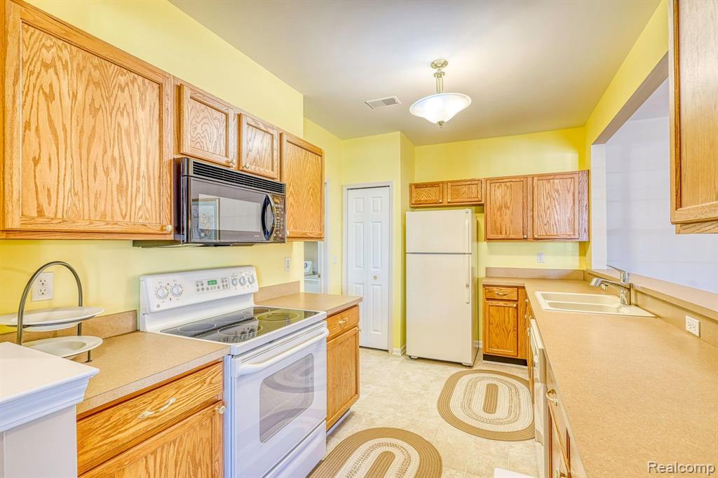 1828 FLAGSTONE Circle, Rochester, MI 48307 — Photo 13