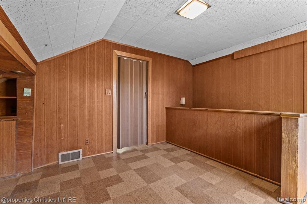 8442 HAZELTON Street, Dearborn Heights, MI 48127 — Photo 17