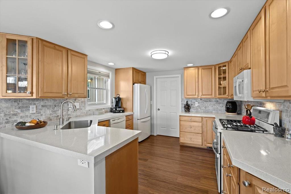6521 HARTWOOD Drive, Fenton, MI 48430 — Photo 17