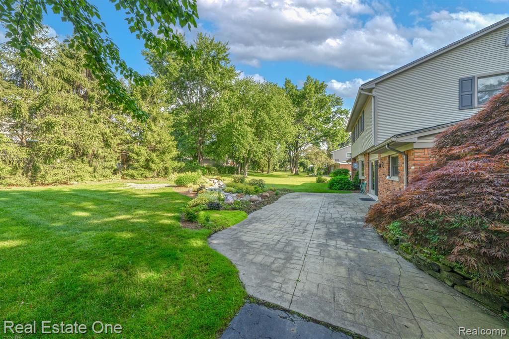 563 MILLSTONE Drive, Rochester Hills, MI 48309 — Photo 11