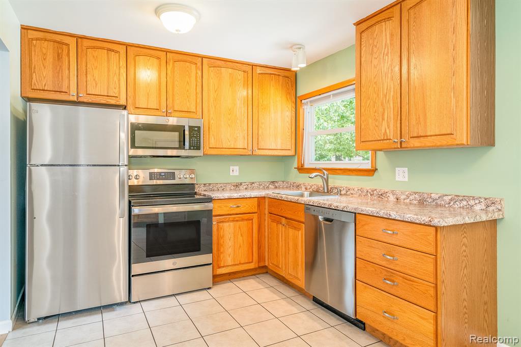 9705 HAMILTON Street, Belleville, MI 48111 — Photo 5