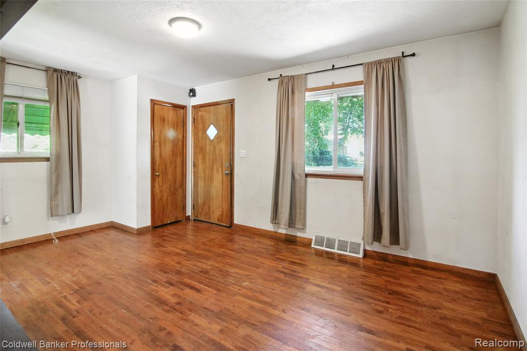 5567 Eldridge Drive, Waterford, MI 48327 — Photo 11
