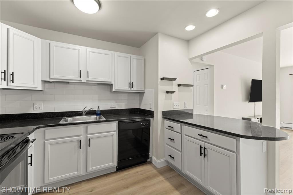 2425 Torquay Avenue, 101, Royal Oak, MI 48073 — Photo 12