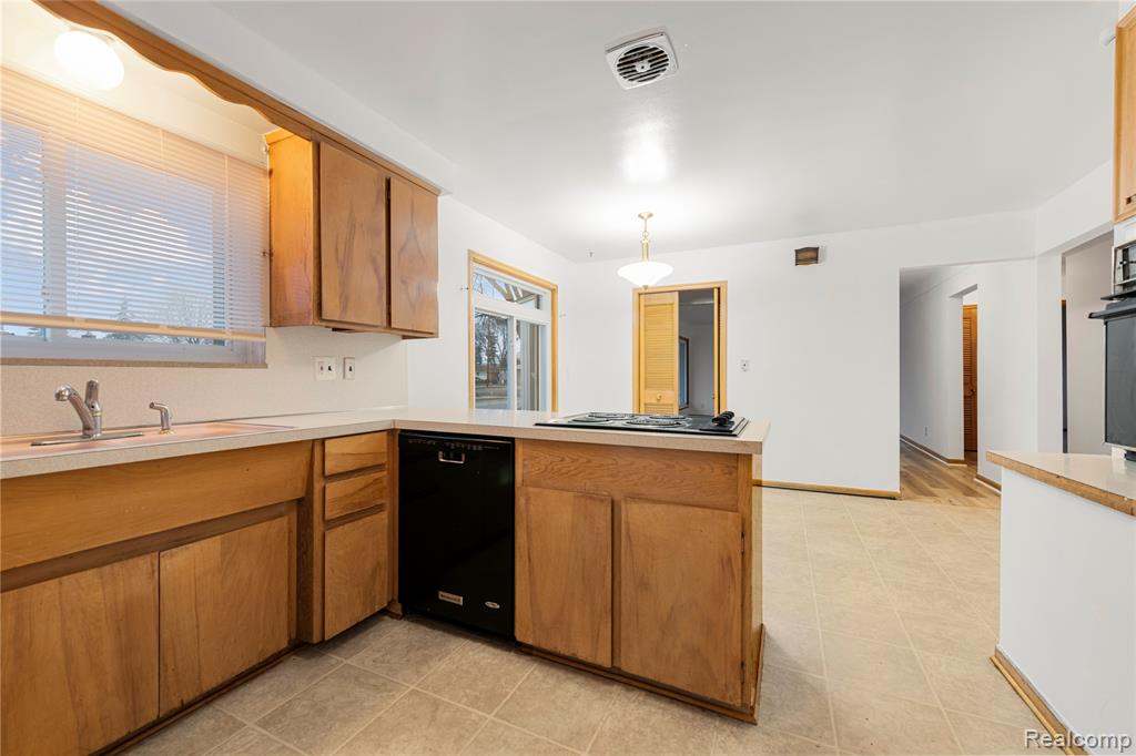 28876 Palm Beach Drive, Warren, MI 48093 — Photo 12