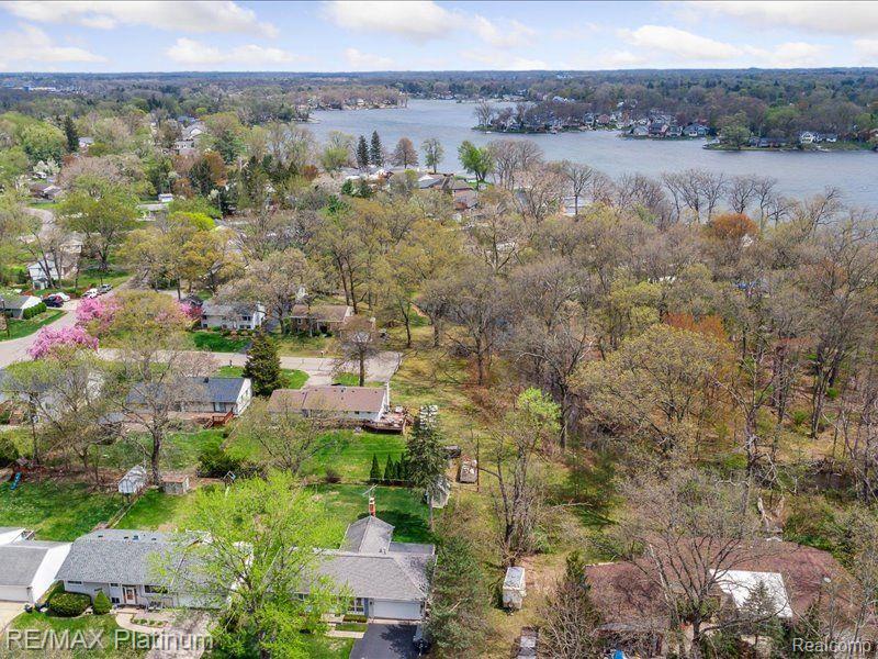 2338 ROSELAWN Street, Wolverine Lake, MI 48390 — Photo 25