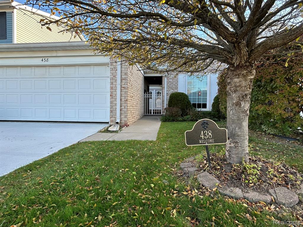 438 Lockmoor Court, 18, Grand Blanc, MI 48439 — front exterior