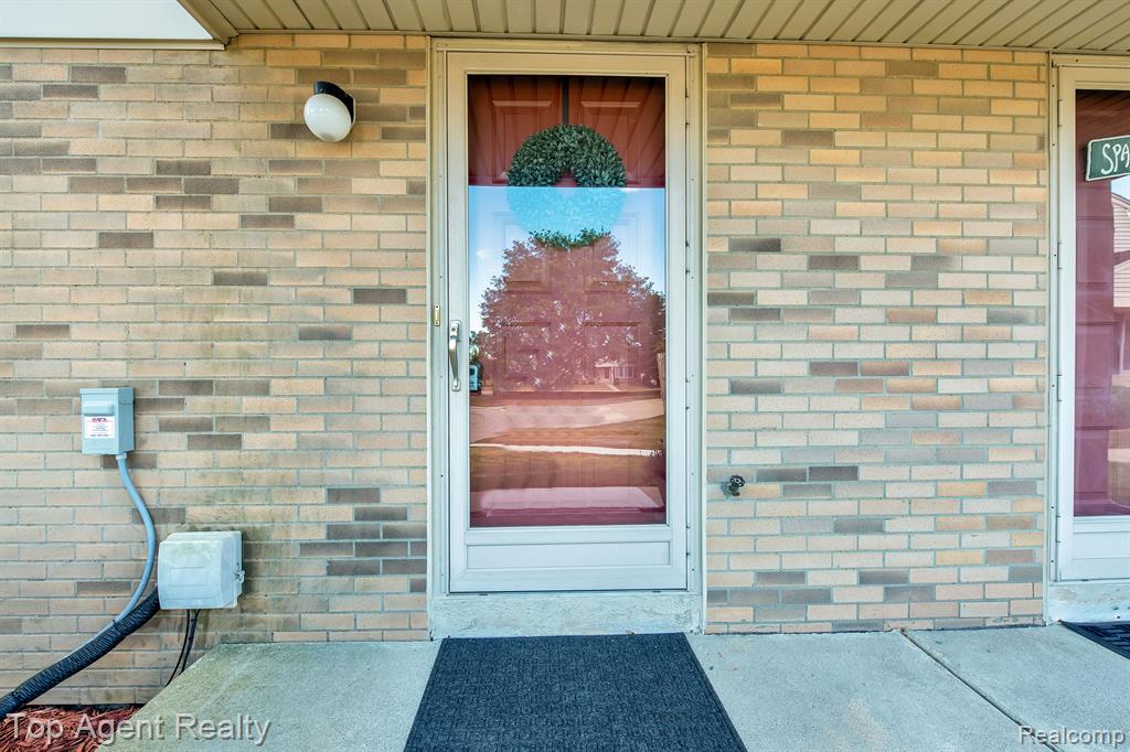 44643 CONNECTICUT Court, Clinton Twp, MI 48038 — Photo 4