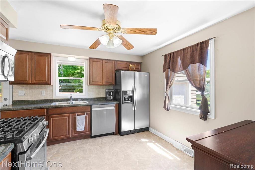 418 N HOWARD, Webberville, MI 48892 — Photo 5