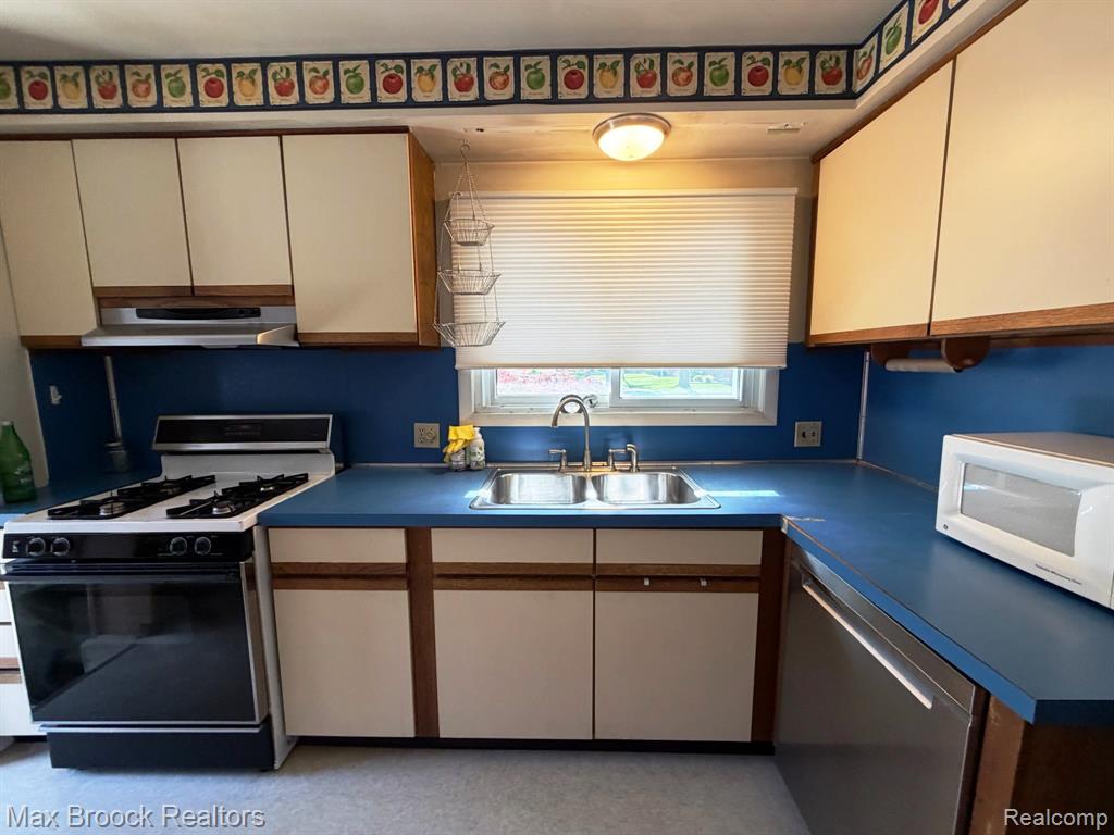 6700 Cronin Drive, Dearborn Heights, MI 48127 — Photo 2