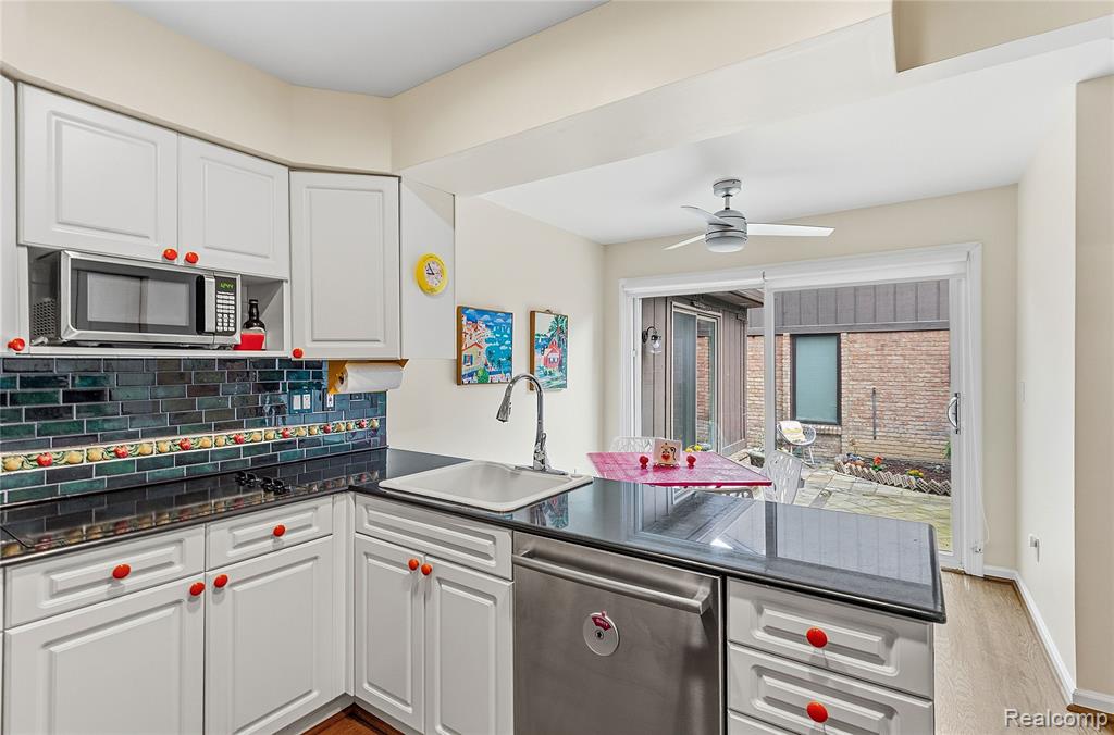 4042 Chablis Street, West Bloomfield, MI 48323 — Photo 15