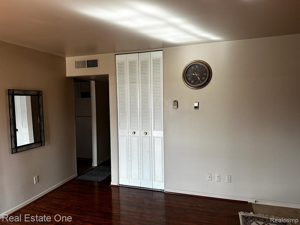 1868 Colonial Village Way, 4, Waterford, MI 48328 — Photo 12