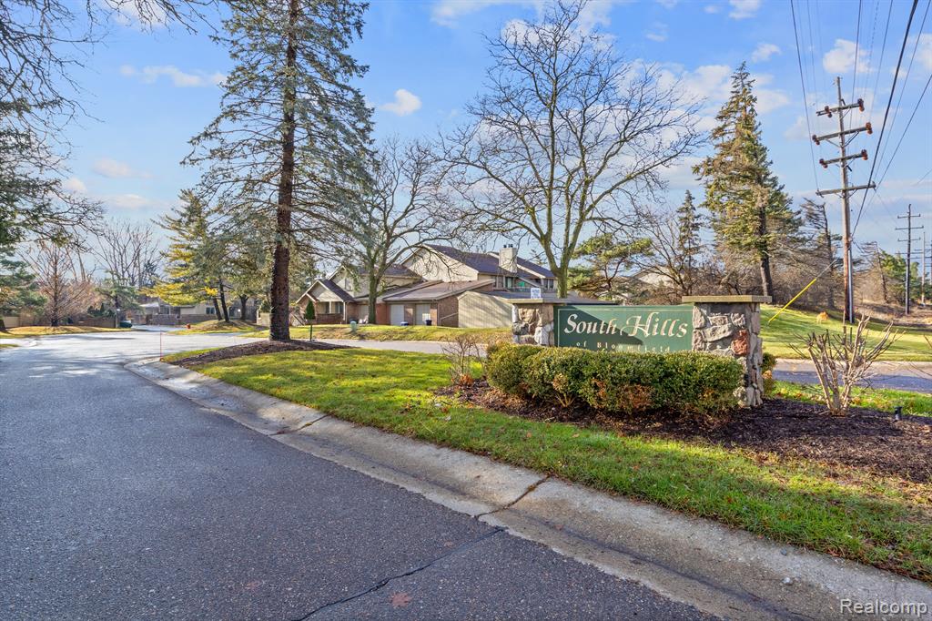 1561 S HILL Boulevard, Bloomfield Hills, MI 48304 — Photo 36