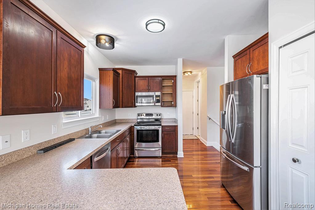 8096 Peninsula Circle, Grand Blanc, MI — Photo 10