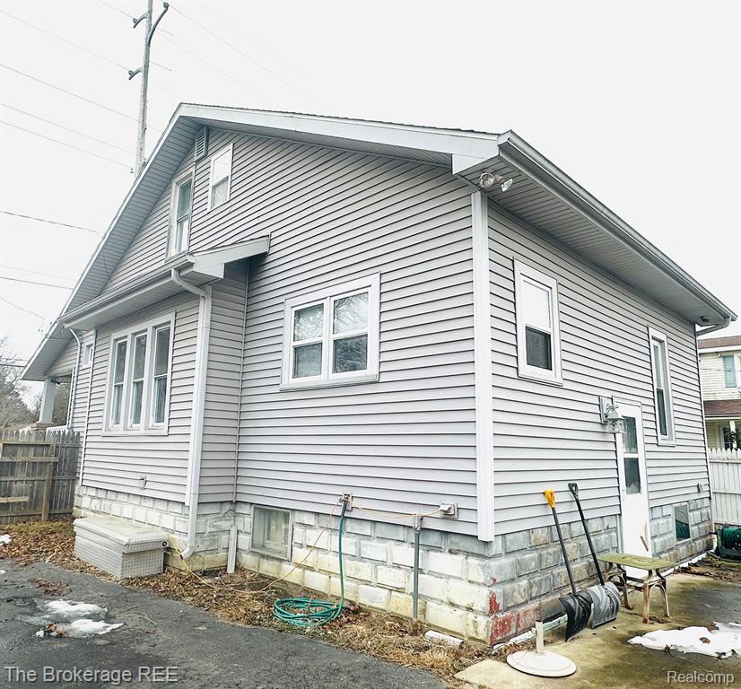 538 W STEWART Street, Owosso, MI 48867 — Photo 4