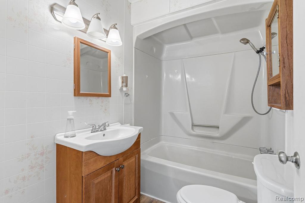 5101 Kendall Drive, Burton, MI 48509 — Photo 17
