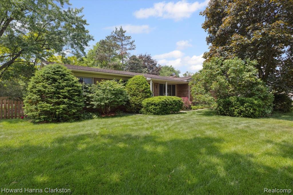 5045 Bronco Drive, Clarkston, MI — Photo 2