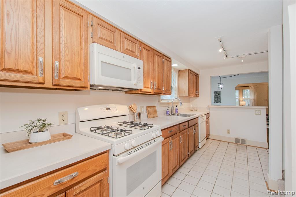 927 N Maple Avenue, Royal Oak, MI 48067 — Photo 42
