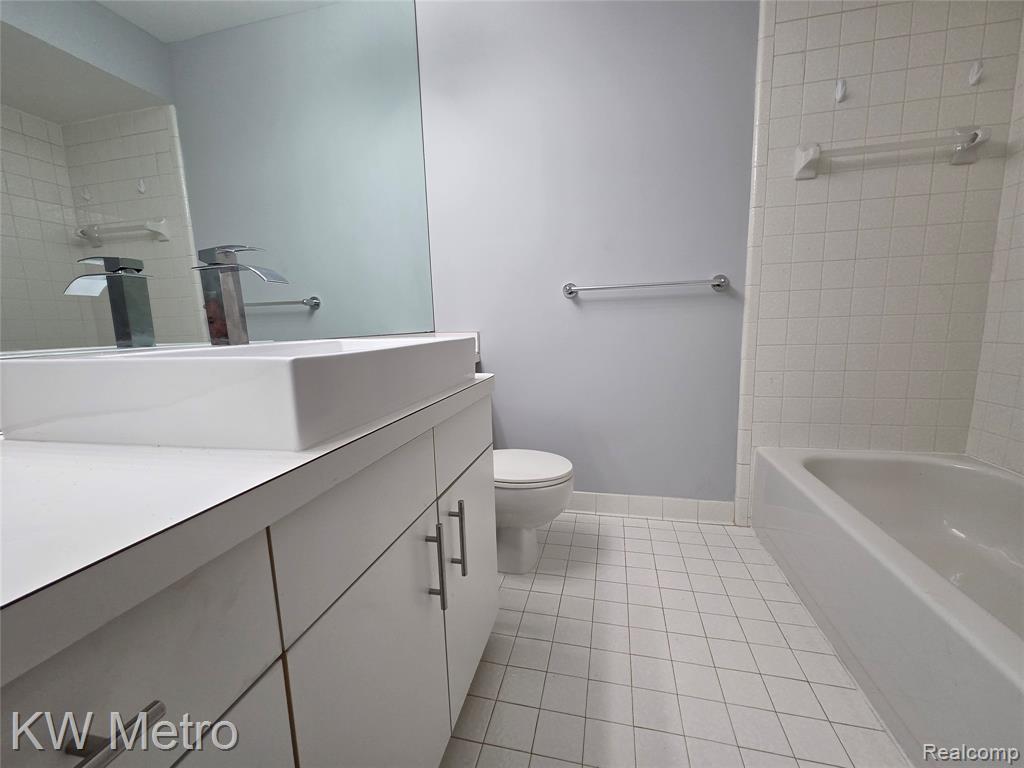 6680 Ridgefield Circle Circle, 104, West Bloomfield, MI — Photo 16