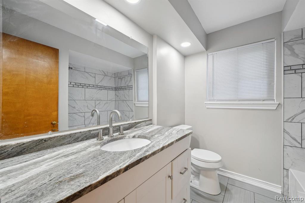8356 GLENGARY Street, Dearborn Heights, MI 48127 — Photo 17
