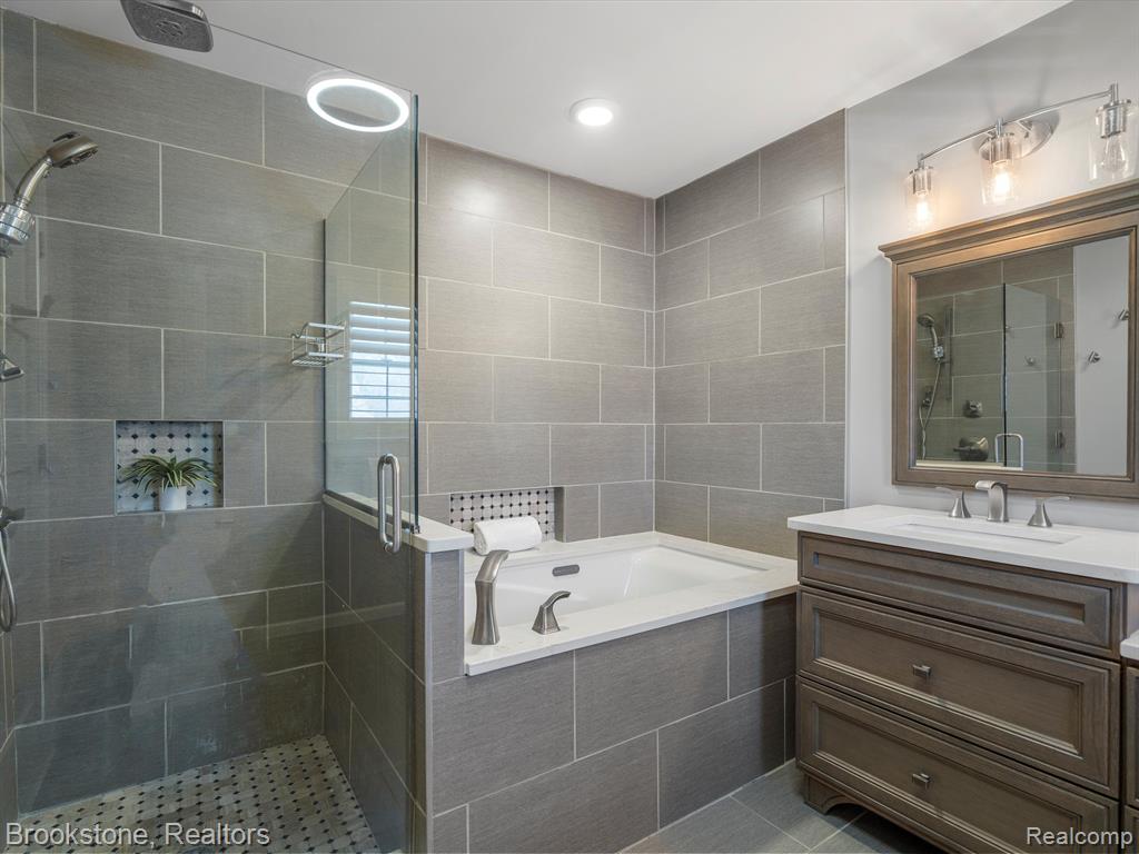 576 E Flint Street, Lake Orion, MI 48362 — Photo 20