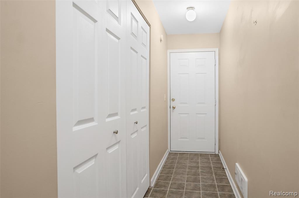 859 Amanda Lane, Pontiac, MI 48340 — Photo 17