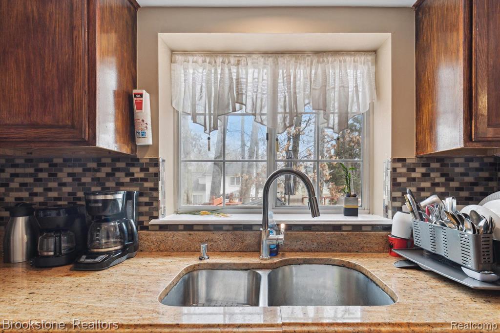 465 THORNRIDGE Drive, Rochester Hills, MI 48307 — Photo 16