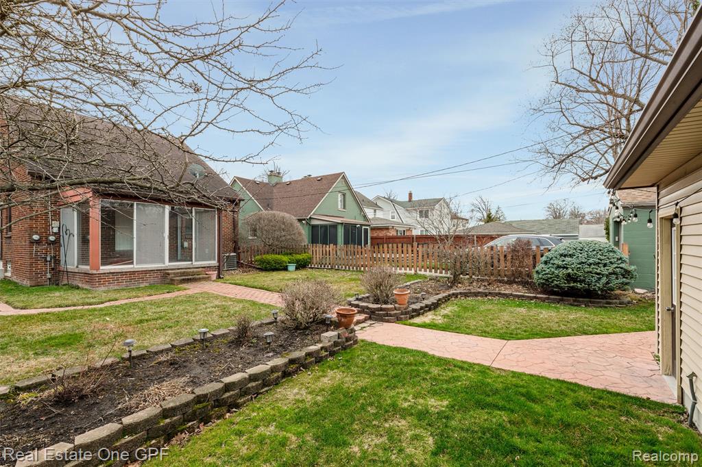 1488 Roslyn Road, Grosse Pointe Woods, MI 48236 — Photo 32